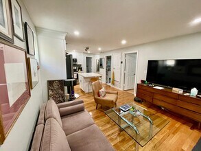 42 Woodrow Ave, Unit 1 in Boston, MA - Foto de edificio - Building Photo
