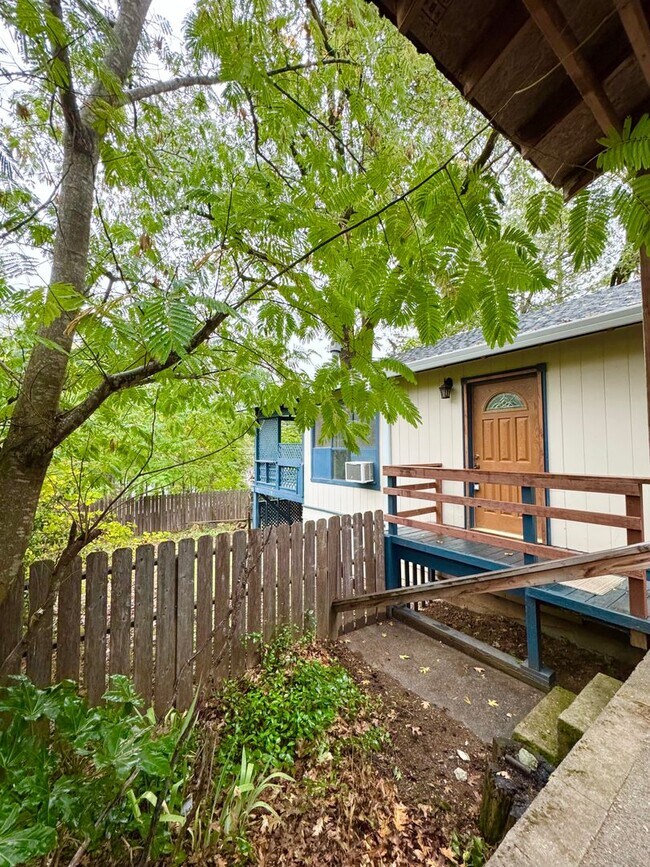 19811 Oak Knoll Dr in Lakehead, CA - Building Photo - Building Photo