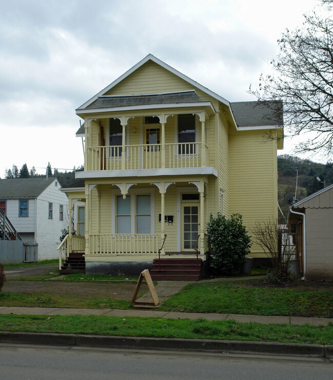 1537 SE Pine St in Roseburg, OR - Foto de edificio - Building Photo