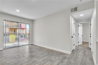 5009 Indian River Dr in Las Vegas, NV - Building Photo - Building Photo