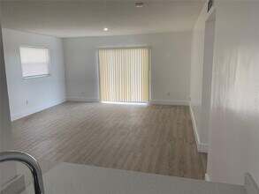 4121 Stirling Rd in Davie, FL - Building Photo - Building Photo