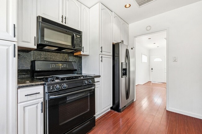 6300 Zelzah Ave in Los Angeles, CA - Building Photo - Building Photo