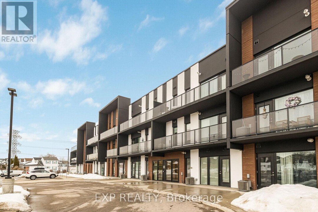 5-305 Wake Robin Dr in Kitchener, ON - Building Photo