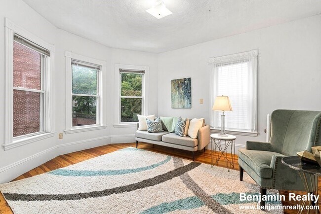 5 Washburn Ter, Unit 2 in Brookline, MA - Foto de edificio - Building Photo