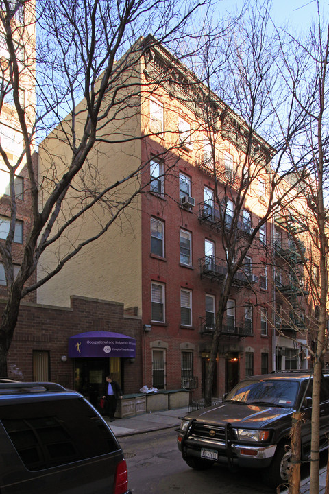 53-55 1/2 Downing St. in New York, NY - Foto de edificio