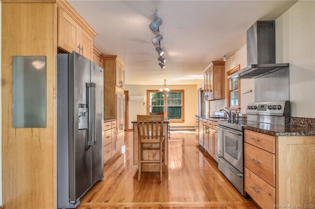 10 Fernwood Rd in Westport, CT - Building Photo - Building Photo