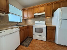 8135 Sunrise Lakes Blvd in Sunrise, FL - Building Photo