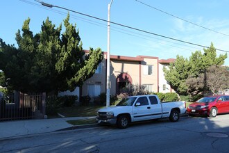 18655 Clark St in Tarzana, CA - Building Photo - Building Photo