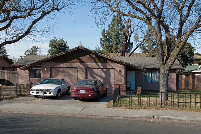 213-215 N Riverside Dr in Modesto, CA - Building Photo - Building Photo