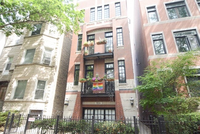824 W Buckingham Pl, Unit 3