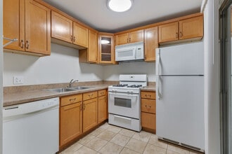 27 N Victoria Ln in Streamwood, IL - Building Photo - Building Photo