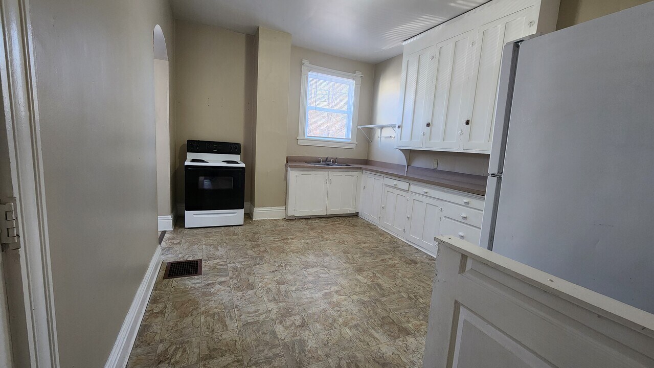 70 Fairfield Ave in Newark, OH - Building Photo