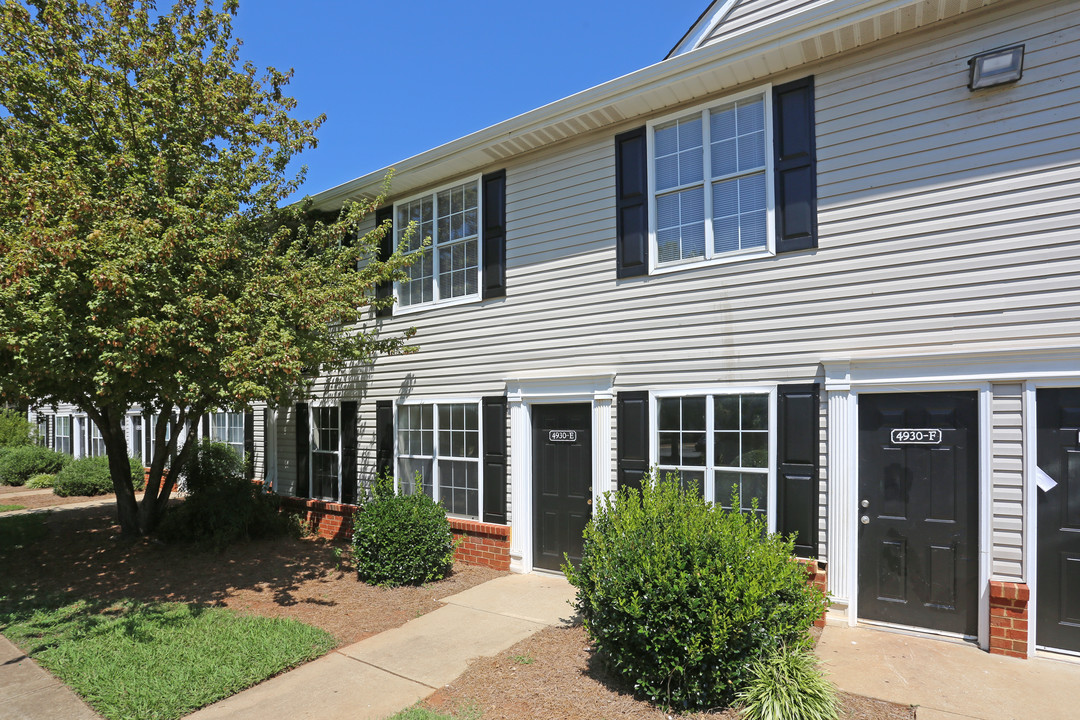 Summit View in Browns Summit, NC - Foto de edificio