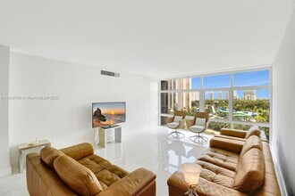20100 W Country Club Dr in Aventura, FL - Building Photo - Building Photo