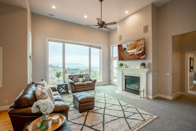 678 Scenic Hills Dr in North Salt Lake, UT - Foto de edificio - Building Photo