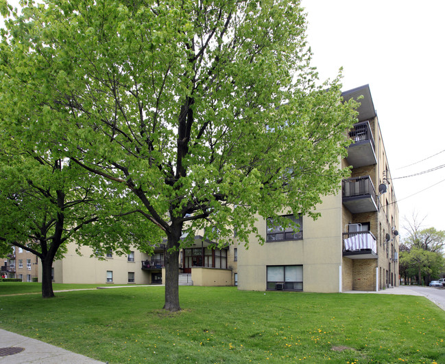 Neptune Place Apartments in Toronto, ON - Building Photo - Building Photo