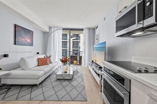 55 SW 9th St in Miami, FL - Building Photo