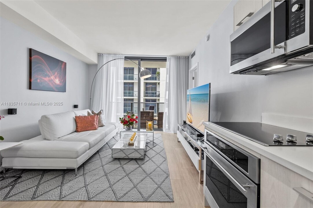 55 SW 9th St in Miami, FL - Building Photo