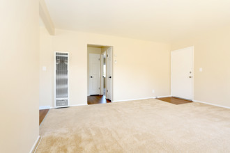 Lakeview Garden in San Mateo, CA - Building Photo - Interior Photo