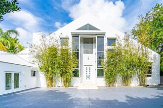 51 Island Dr, Unit 51 in Key Biscayne, FL - Foto de edificio - Building Photo