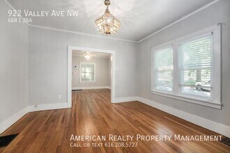 922 Valley Ave NW in Grand Rapids, MI - Building Photo - Building Photo