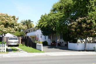 Roosevelt Oaks Apartment in Redwood City, CA - Building Photo - Building Photo