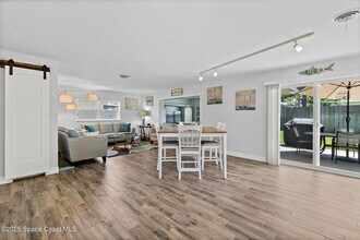 346 Cyprus Dr in Cocoa Beach, FL - Foto de edificio - Building Photo