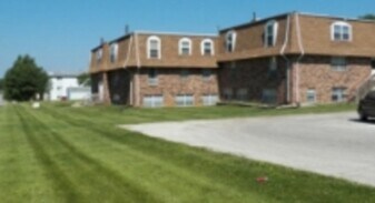 1450 Meadowview Dr in Marion, IA - Building Photo