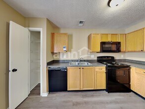 2343 Summerwood Ln in Greenwood, IN - Foto de edificio - Building Photo