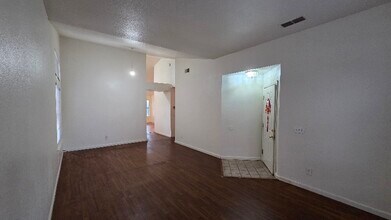 8272 Arroyo Vista Dr in Sacramento, CA - Foto de edificio - Building Photo