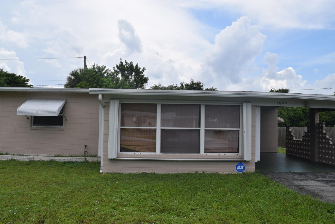 1622 NE Maureen Ct in Jensen Beach, FL - Building Photo