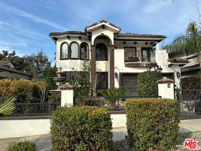 property at 3057 N Naomi St