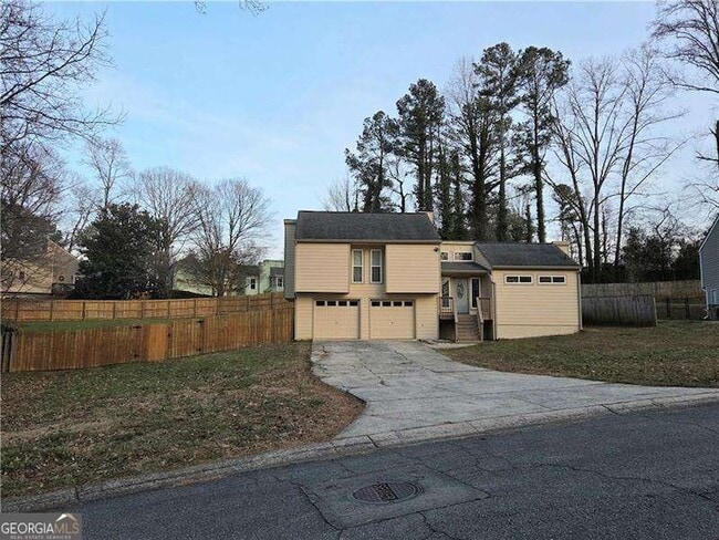 3288 Timber Bluff Dr NE in Marietta, GA - Foto de edificio - Building Photo