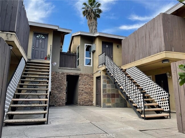 15641 Tustin Village Way, Unit A in Tustin, CA - Foto de edificio - Building Photo