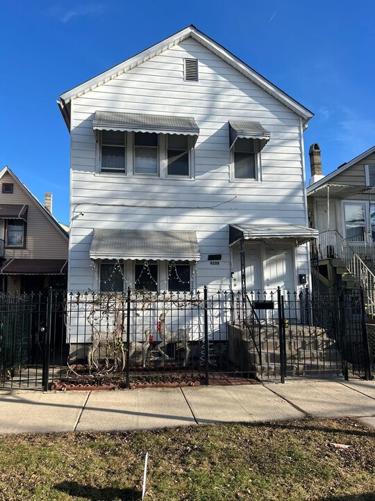 4209 S Campbell Ave in Chicago, IL - Building Photo