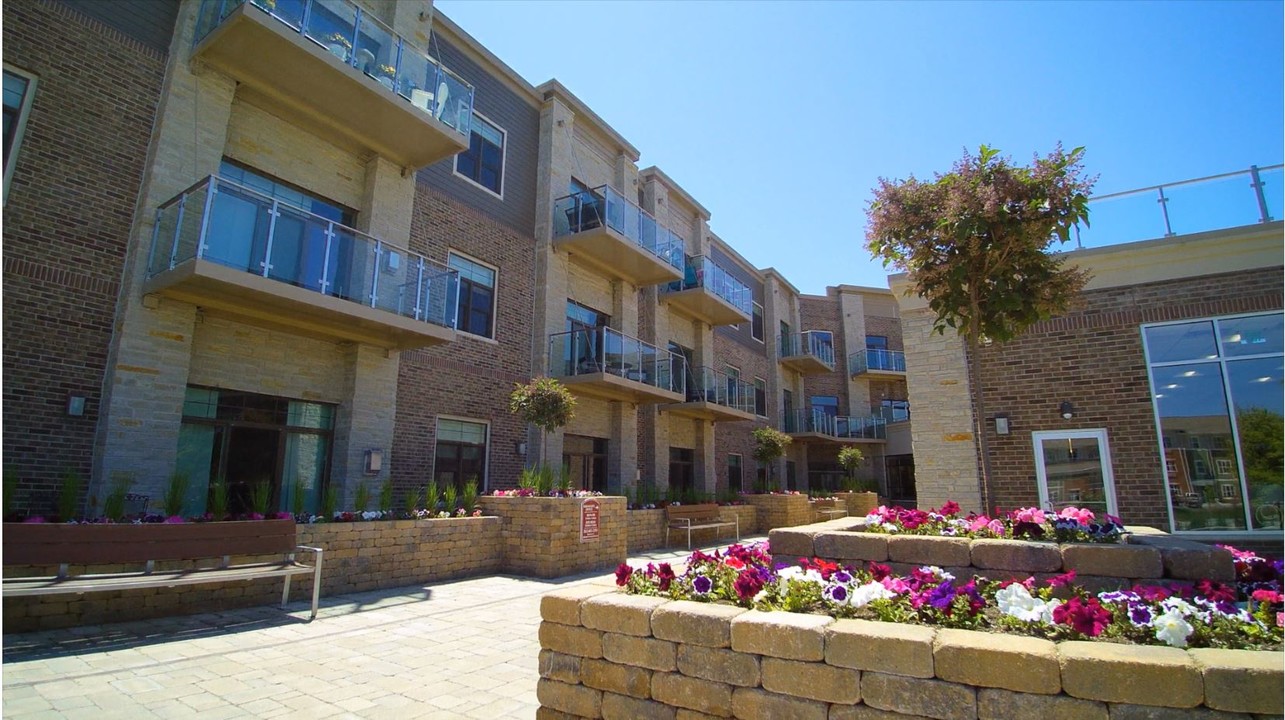 Mequon Reserve in Mequon, WI - Foto de edificio