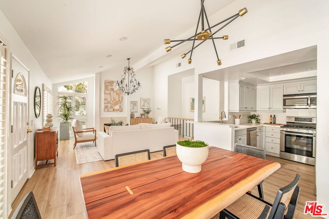 17140 Palisades Cir in Los Angeles, CA - Building Photo