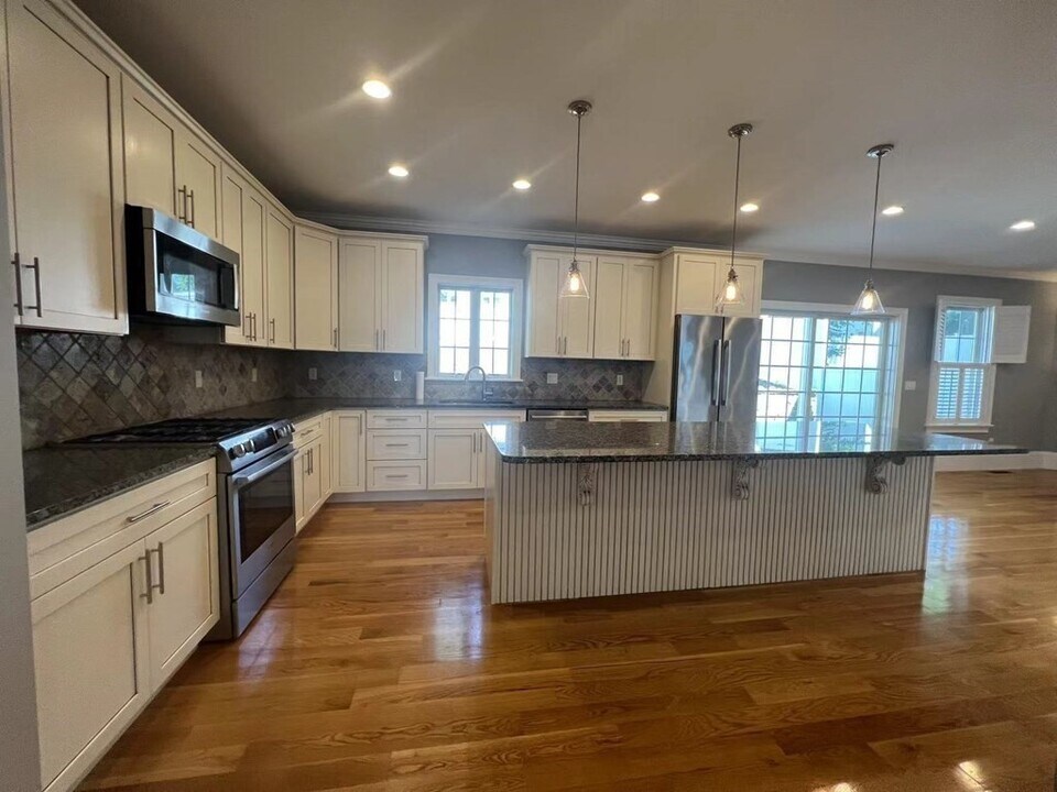 241 Elliot St in Newton, MA - Building Photo