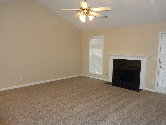 7102 Independence Dr in Flowery Branch, GA - Foto de edificio - Building Photo