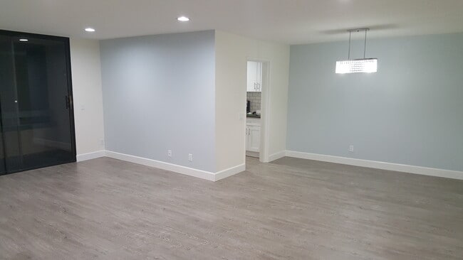 4041 Via Marisol in Los Angeles, CA - Foto de edificio - Building Photo