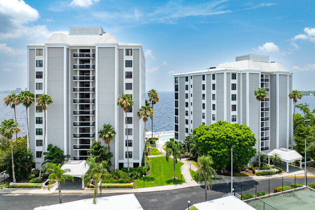 North Shore Place in North Fort Myers, FL - Building Photo - Building Photo