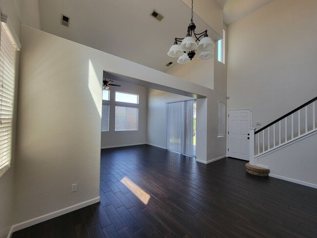 4006 W Flagstaff Ave in Visalia, CA - Foto de edificio - Building Photo