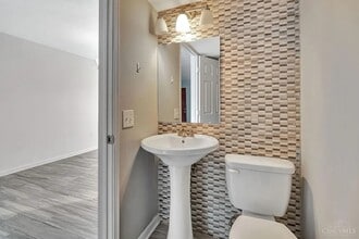 7752 Montgomery Rd in Cincinnati, OH - Foto de edificio - Building Photo