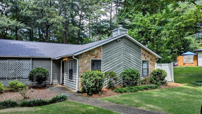 1050 Mathews Ct in Smyrna, GA - Building Photo