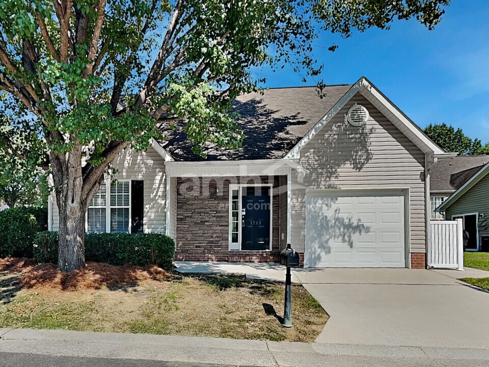 5765 Regent Village Dr in Winston-Salem, NC - Building Photo