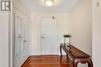 1770 Main St W in Hamilton, ON - Building Photo - Building Photo