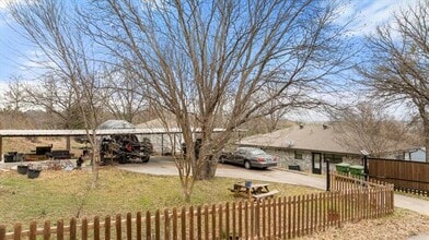 2708 Cedarhill St in Granbury, TX - Building Photo - Building Photo