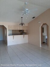 923 Gleason Pkwy in Cape Coral, FL - Foto de edificio - Building Photo