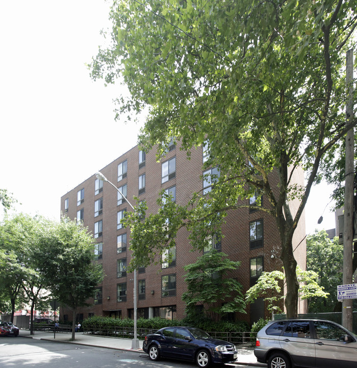 Weinberg Gardens in Bronx, NY - Foto de edificio