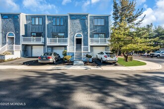 4 Black Pine Ln in Brielle, NJ - Building Photo - Building Photo